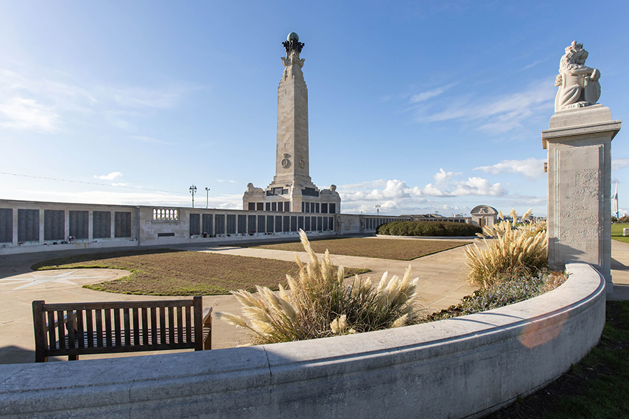 What are the different types of war memorials?
