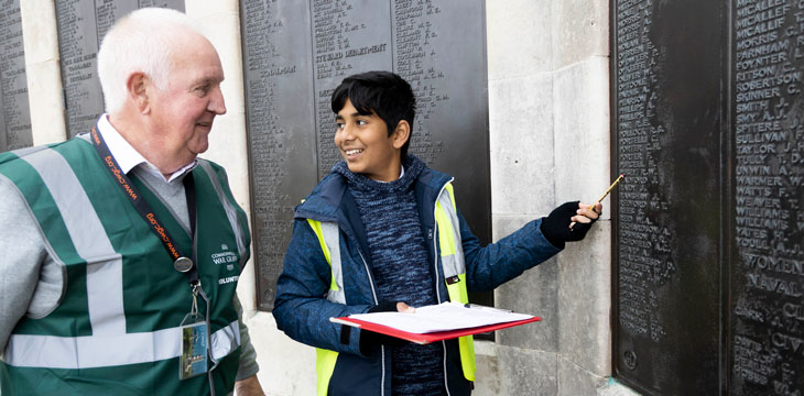 Why should you volunteer with the Commonwealth War Graves?